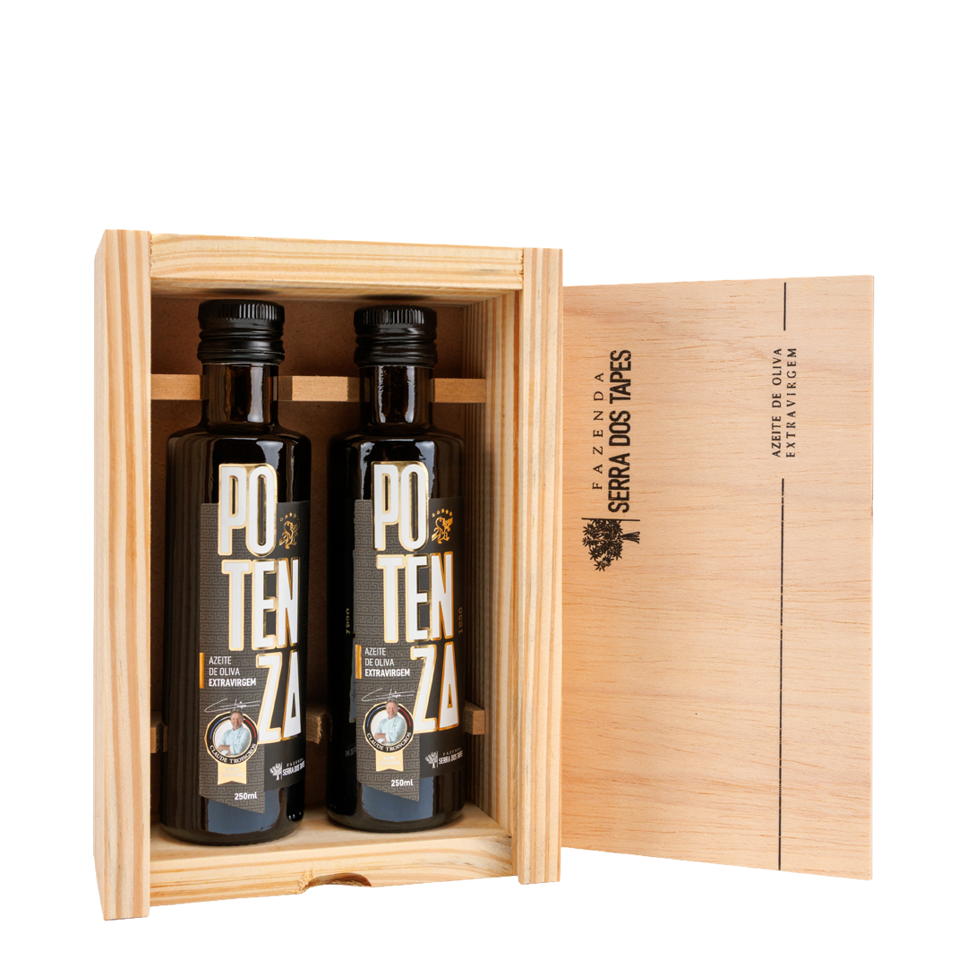 Kit contendo duas garrafas de 250ml do Azeite Potenza Claude Troisgros dentro de uma caixa de madeira artesanal, acompanhada de sua tampa com o logotipo da Fazenda Serra dos Tapes.
