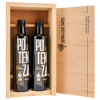 Kit contendo duas garrafas de 500ml do Azeite Potenza Claude Troisgros acomodadas em uma elegante caixa rústica de madeira pinus. A tampa da caixa exibe a gravação da Fazenda Serra dos Tapes.