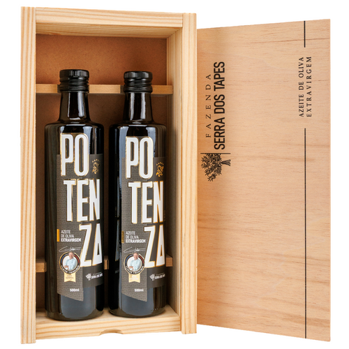 Kit contendo duas garrafas de 500ml do Azeite Potenza Claude Troisgros acomodadas em uma elegante caixa rústica de madeira pinus. A tampa da caixa exibe a gravação da Fazenda Serra dos Tapes.