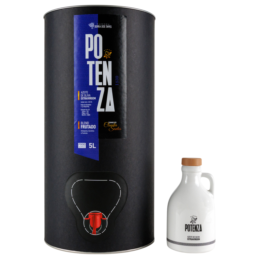Embalagem cilíndrica preta fosca de 5 litros com torneira dosadora do Azeite Potenza, ao lado de uma sofisticada azeiteira branca com tampa para refil.