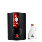 Embalagem cilíndrica preta fosca de 3 litros com torneira dosadora do Azeite Potenza, acompanhada de uma elegante azeiteira branca com alça com tampa para refil.